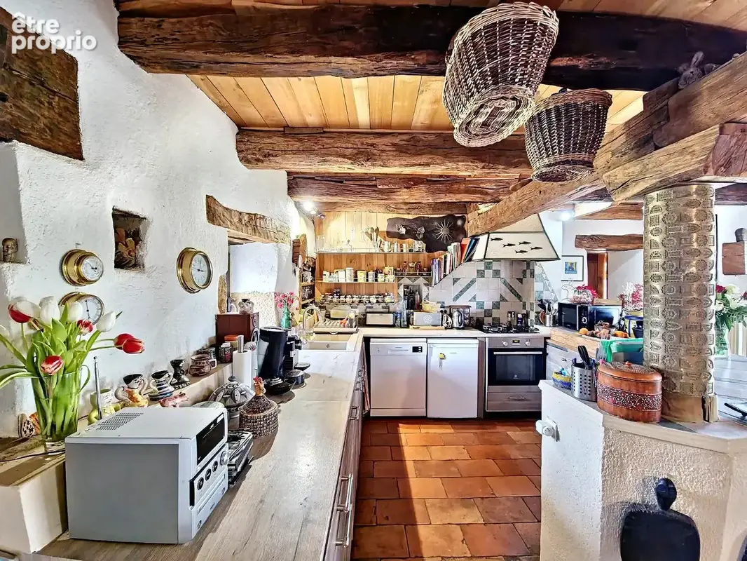 Belle et grande bâtisse dans un hameau. - photo 11