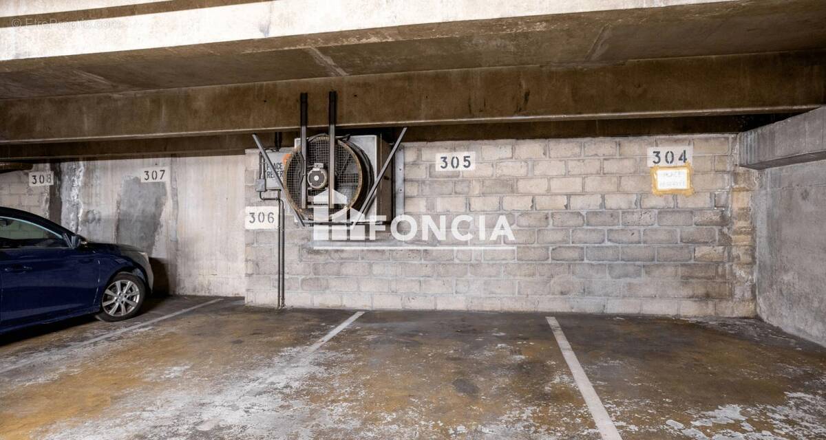 Parking à PARIS-18E