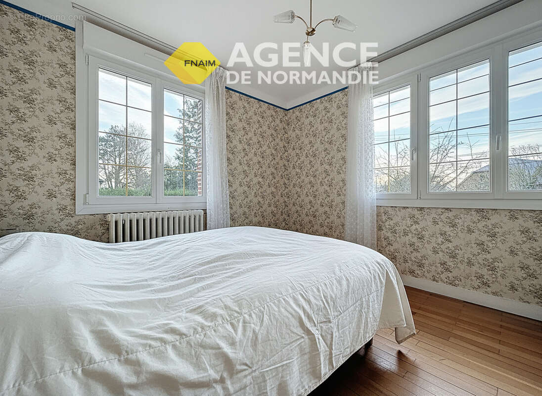 Maison à LA FERTE-FRENEL