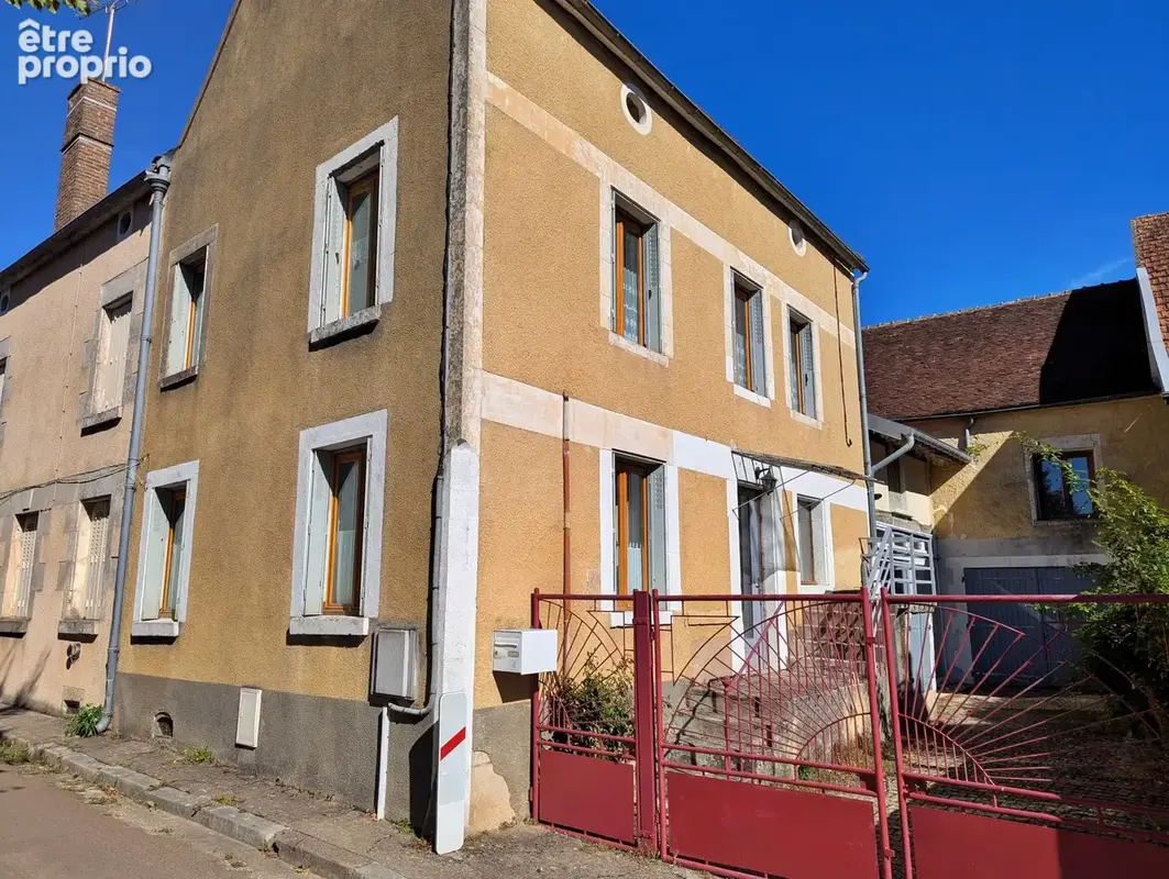 façade maison de campagne rénovée avec jardin et dépendances à Crain