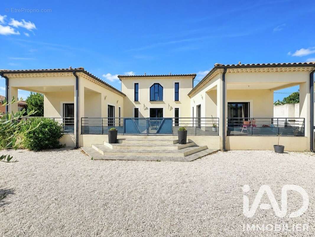 Maison 200 m² à Bagnols-Sur-Ceze  - photo 2