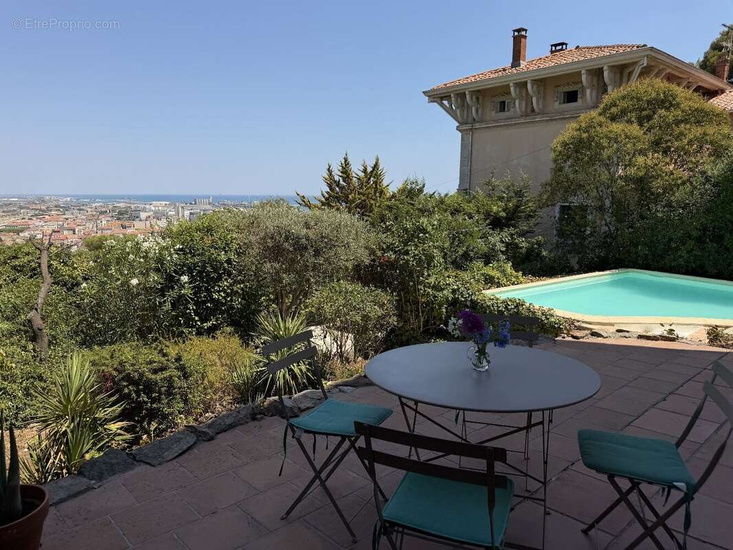 Maison de 98.56 m² sur un terrain de 673 m² avec vue panoramique et piscine. - photo 6