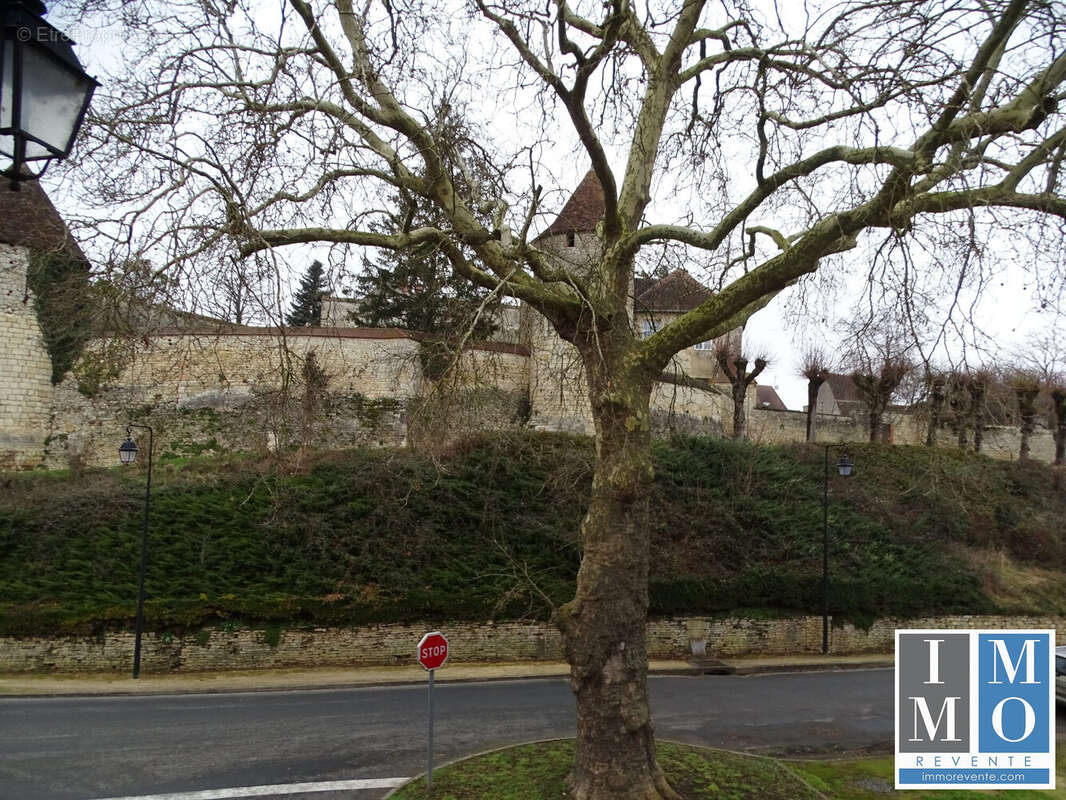 Maison à DUN-SUR-AURON
