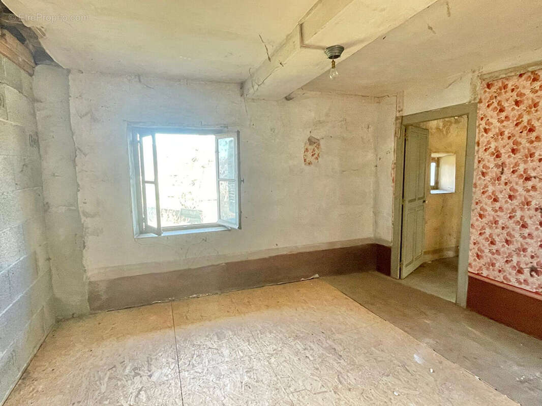 Maison de 90 m² à SAINT-CHEF (intérieur à rénover) - photo 13