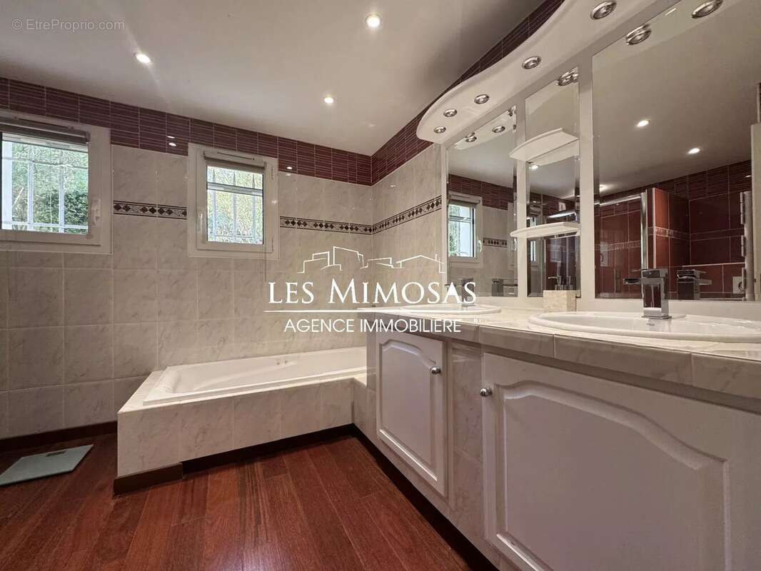 Maison à ROQUEBRUNE-SUR-ARGENS