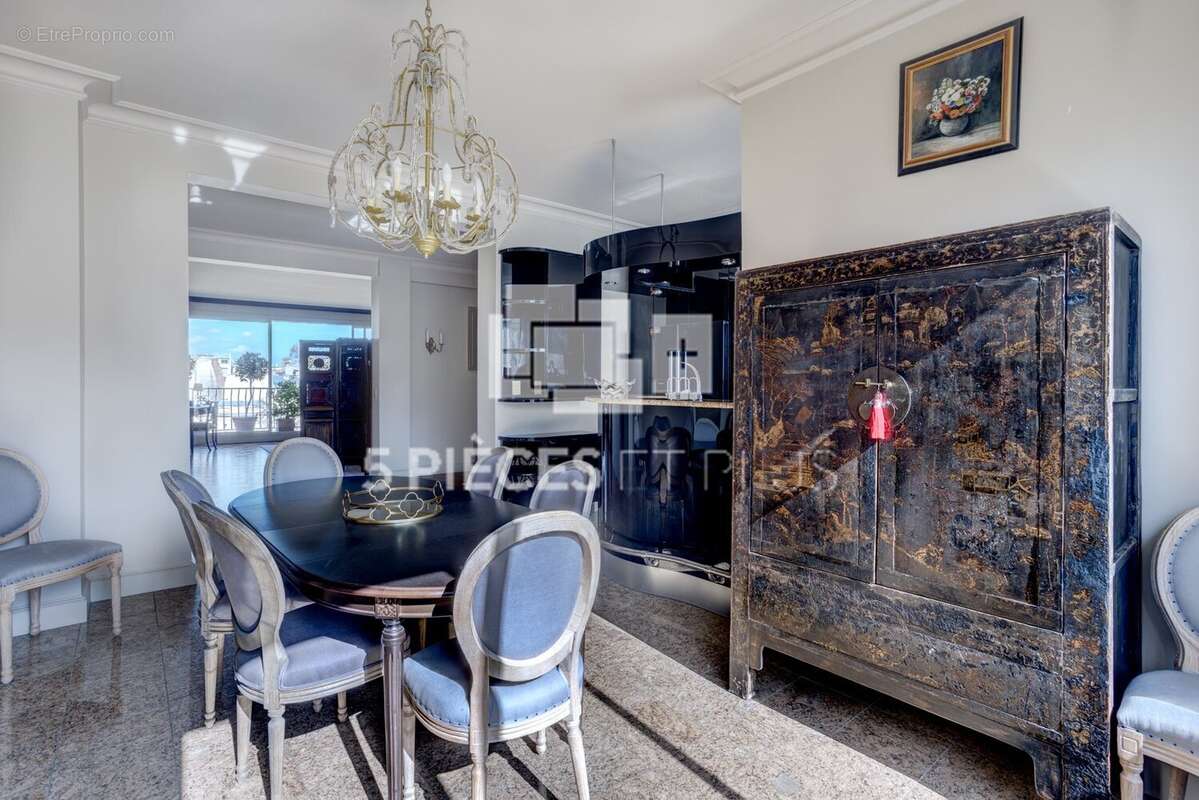 Appartement à PARIS-16E