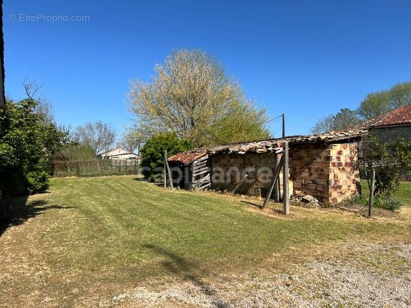 Ensemble immobilier de 131 m² - Terrain constructible et fort potentiel - Chepniers (17) - photo 3