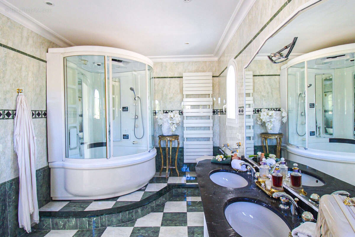 Villa de prestige aux prestations exceptionnelles   250 m2 habitables sur 2 750 m2 de terrain - photo 16