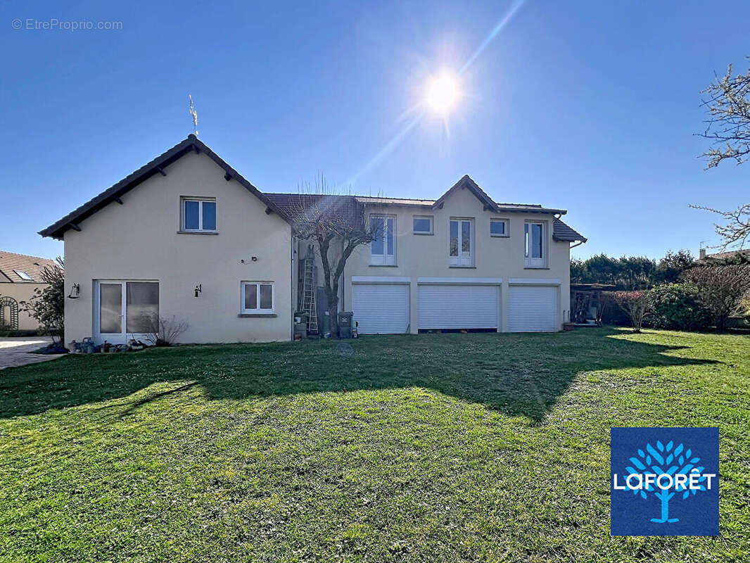 Maison à D'HUISON-LONGUEVILLE