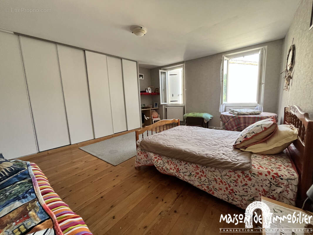 À Vendre à LOUZAC SAINT ANDRÉ - Spacieuse maison Charentaise - 210m2 - 6 pièces - photo 10
