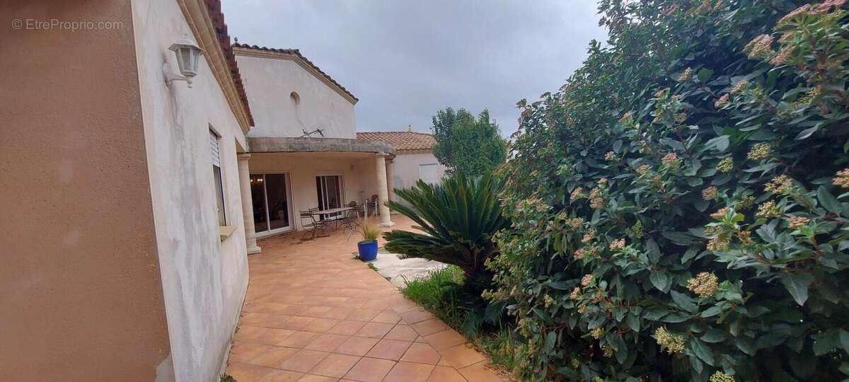 GARD. 30. GENERAC. Belle maison de 184 m2 de plain-pied sur terrain arboré de 1264 m² avec piscine - photo 2
