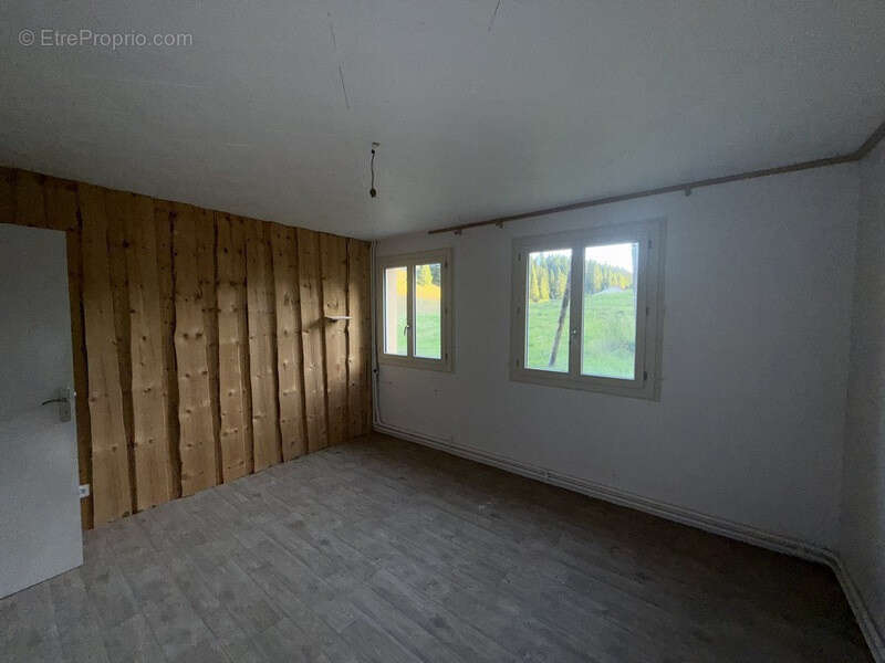 Haut-Jura, La Pesse,  Propriété agricole avec habitation à rénover, sur 7 hectares   Vue dégagée - photo 2
