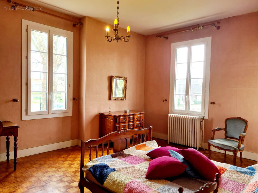 Maison à SAINT-MEDARD-DE-GUIZIERES