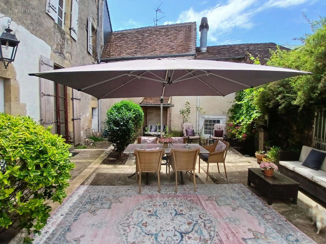 Une très belle maison de village en Dordogne à vendre, avec vue sur le château. 14 pièces. - photo 9