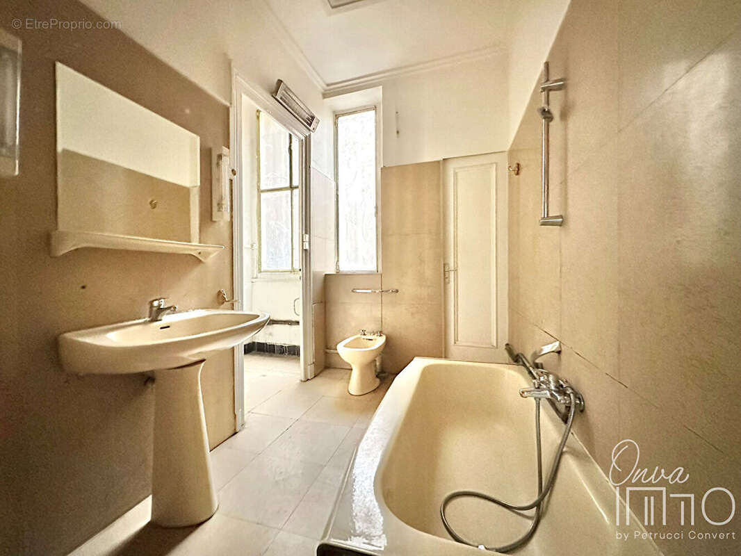 Hôtel de Ville - Rue de l'Arbre Sec - T2 de 58m² à fort potentiel - photo 9