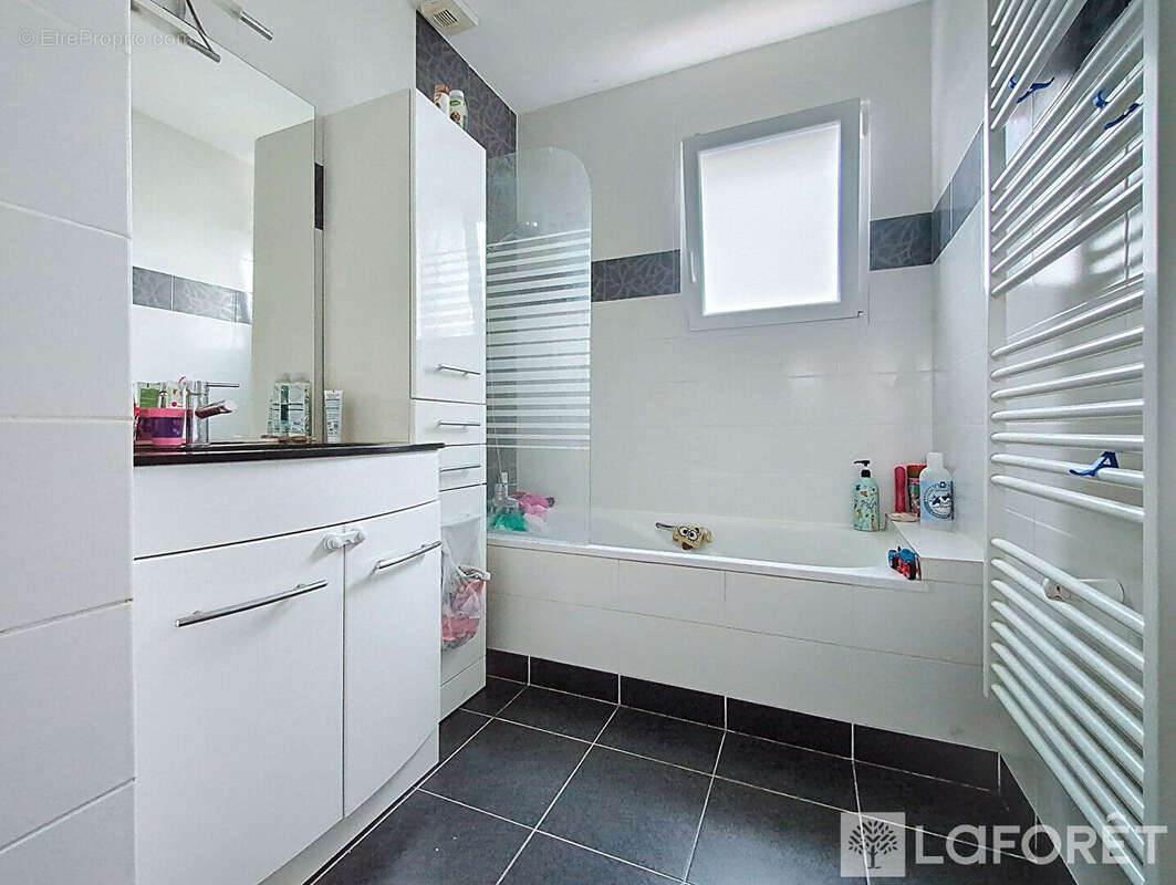 Maison à SAINT-GEORGES-DES-GARDES