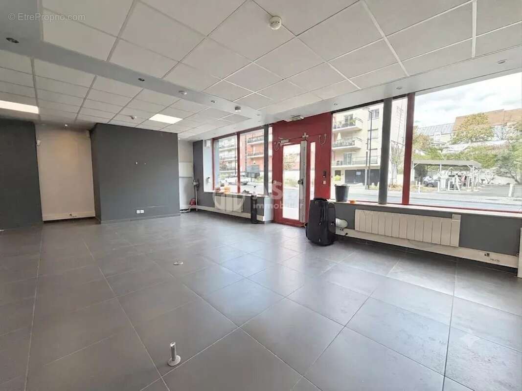 A VENDRE - Local Commercial Touche Activités avec Extraction – 140m2 - COURBEVOIE BECON ( limite île de la Jatte) - photo 6
