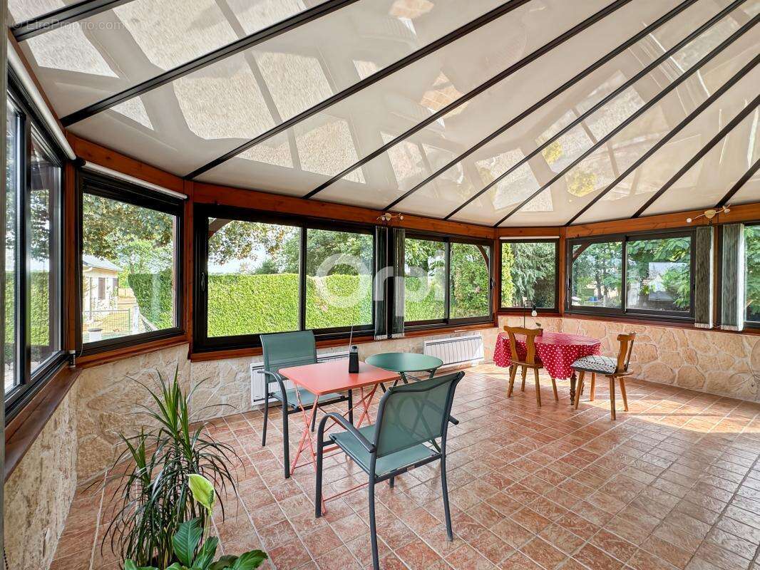 Maison sur sous-sol total avec double carport et garage - photo 4