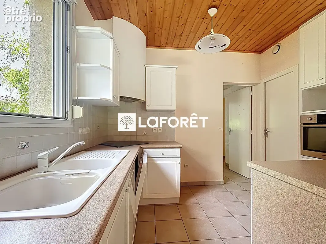 Maison familiale située dans un cadre verdoyant avec grand terrain - photo 5