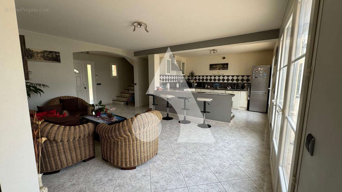 Pertuis - Villa individuelle de 147 m2 sur 1 800 m2 terrain - Piscine-Garages - photo 5