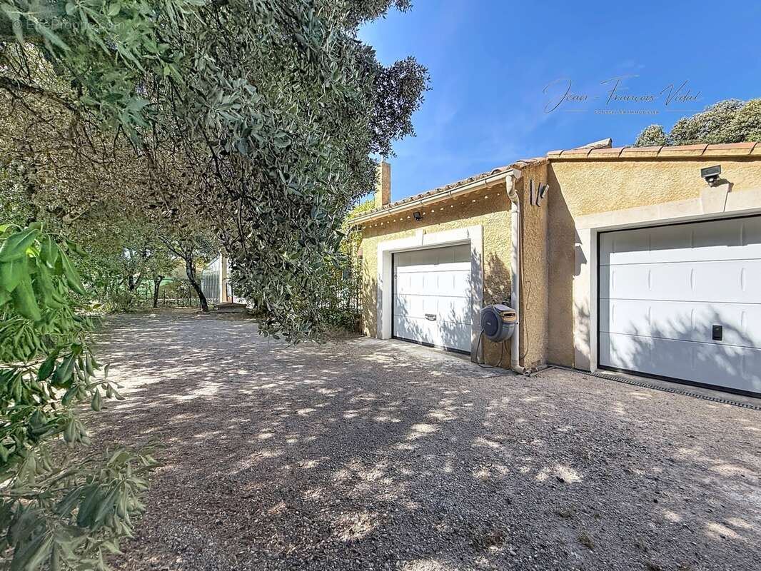 Bouchet – Maison de plain-pied avec piscine chauffée, spa et 2 garages - photo 13
