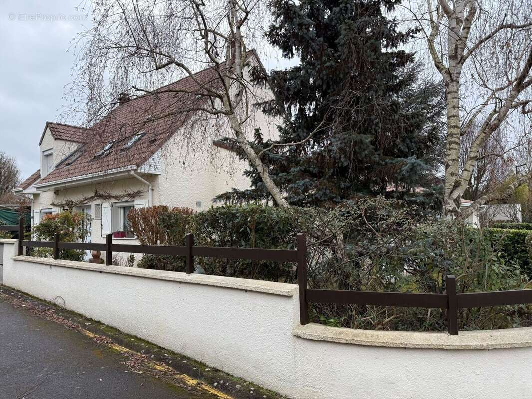 Maison à MANDRES-LES-ROSES