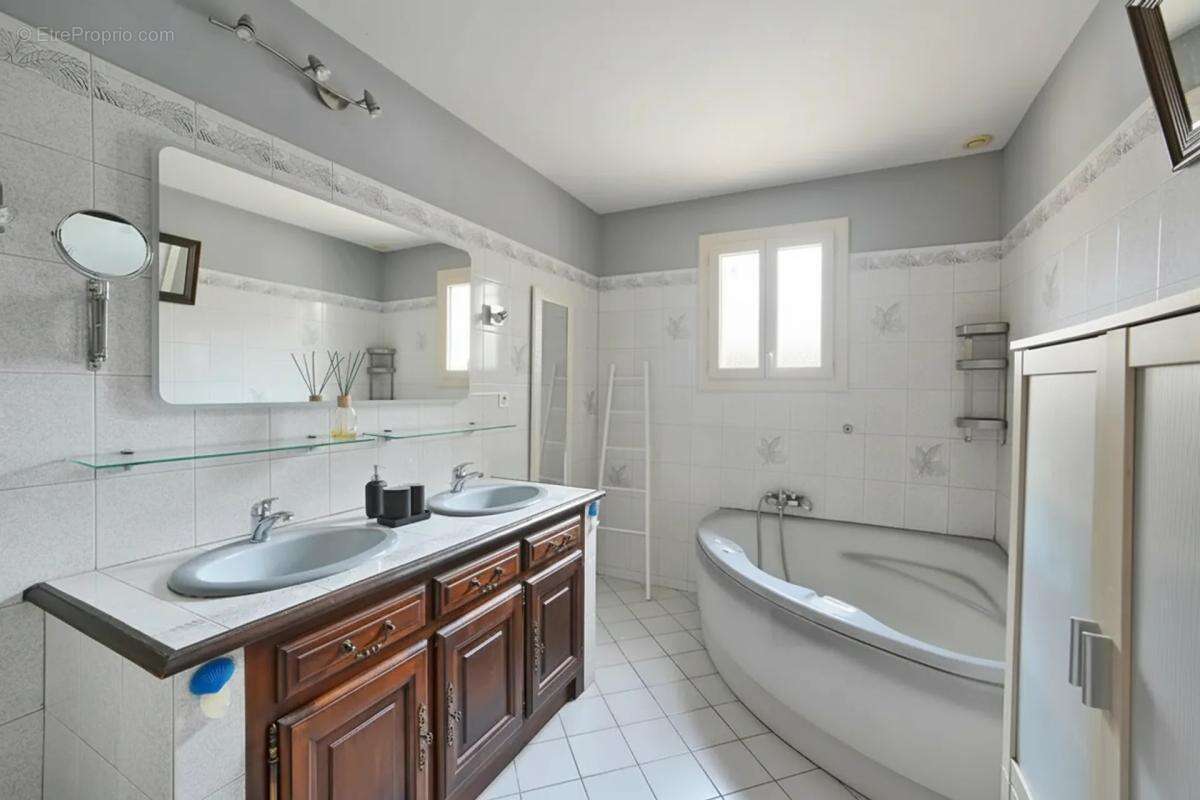 Maison à SAINT-HILAIRE-DE-BRETHMAS