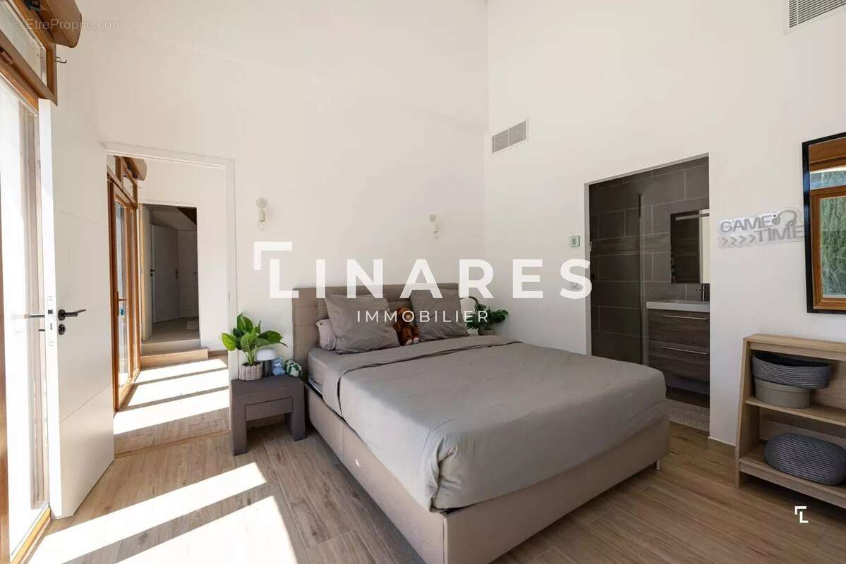 L'ICONIQUE - Villa T6 de 343m² - Dépendance - Piscine - Court de tennis - Terrain de 8000m² - 13420 GEMENOS - photo 18