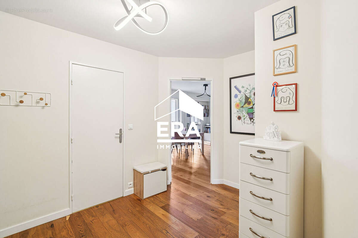 Appartement à COURBEVOIE