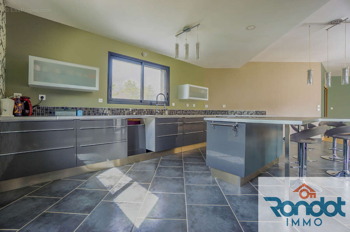 Maison 10 pièces / 6 chambres / 380 m2 / 2045 m2 terrain + piscine intérieur - photo 4