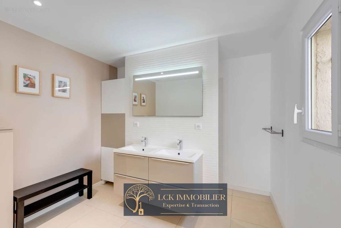Maison à ROQUEBRUNE-SUR-ARGENS