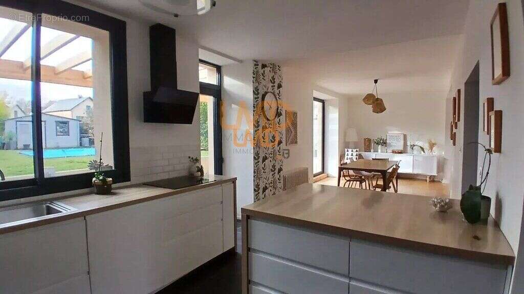 Maison à SALLES-CURAN