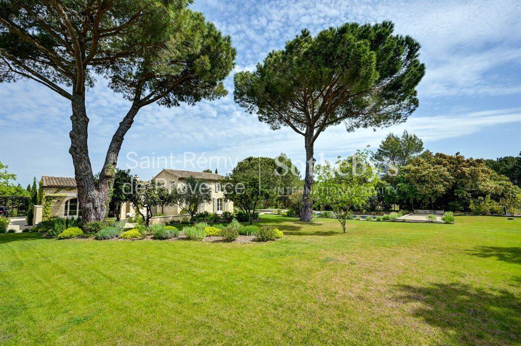 Mas rénové avec parc paysager et piscine, centre d'Eygalières à pieds - photo 1