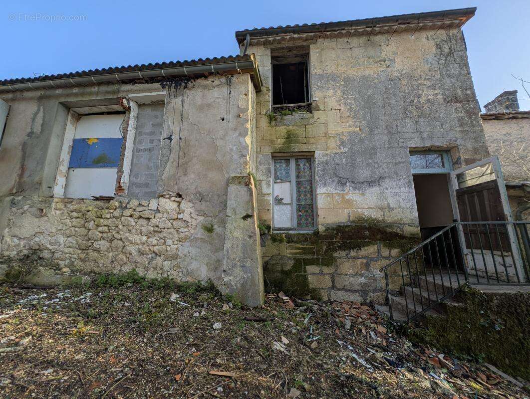 BONNETAN Maison à rénover 126m² sur 411m² de parcelle 120 000€ - photo 2