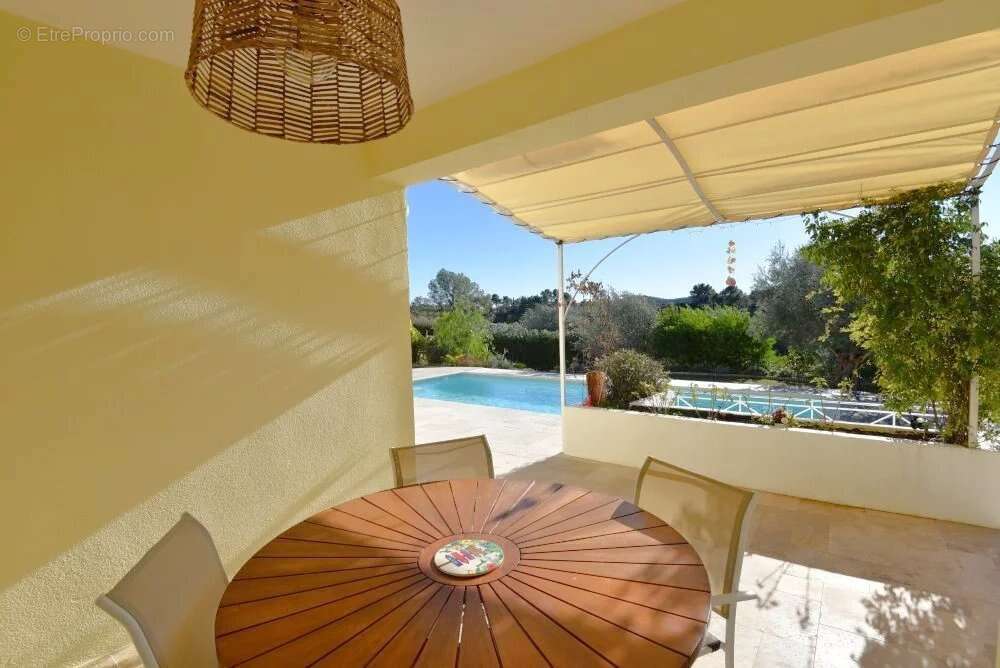 Maison à BAGNOLS-EN-FORET