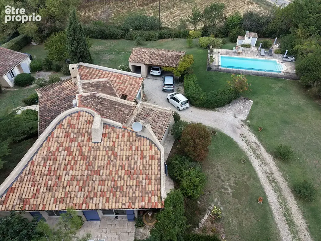 Maison d'architecte avec dépendance, piscine et plus de 6 000 m² de terrain - photo 13