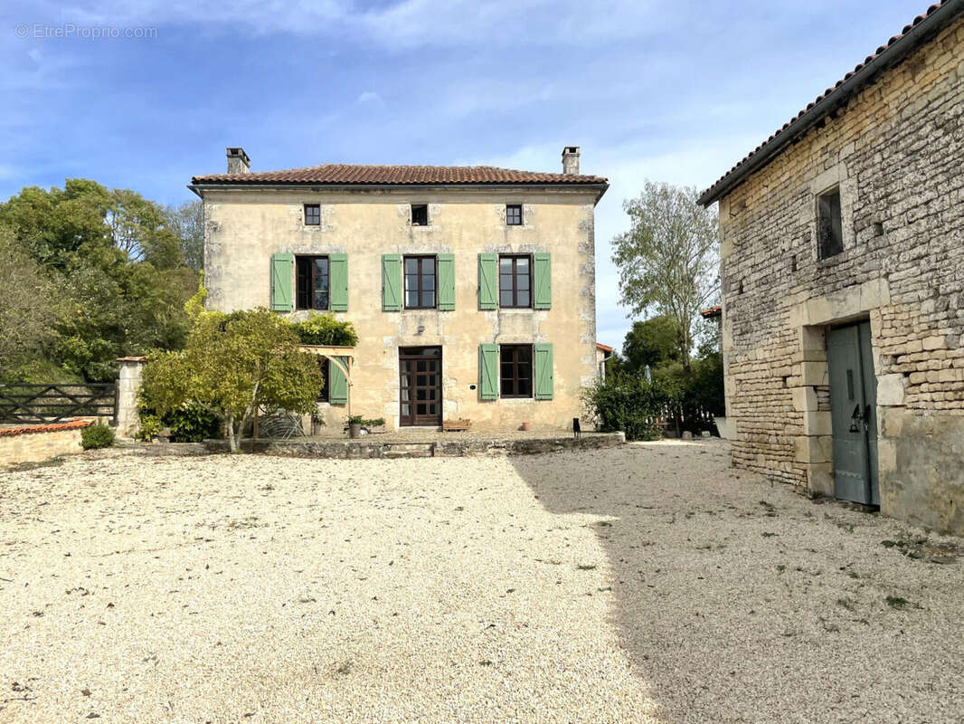 OVERVIEW - Maison à SALLES-DE-VILLEFAGNAN