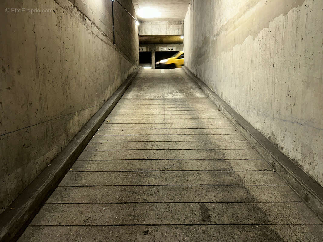 Parking à PARIS-11E