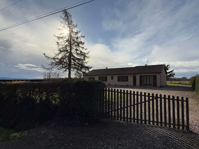 Maison à SAINT-REMY-EN-ROLLAT