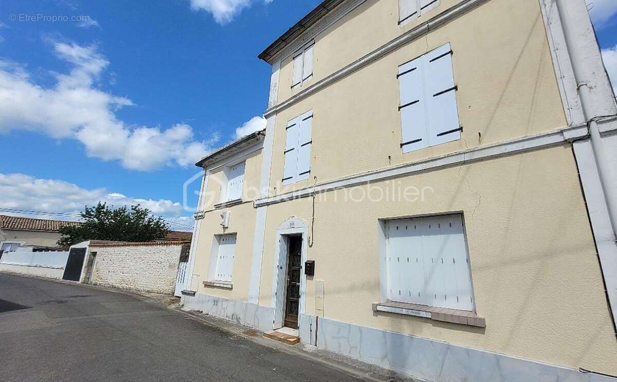Maison à GOND-PONTOUVRE