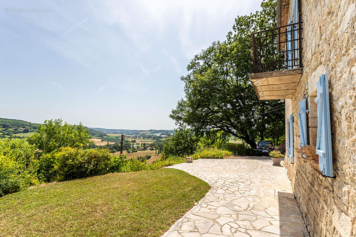 Maison de campagne avec annexes, piscine, grange et vue - photo 4