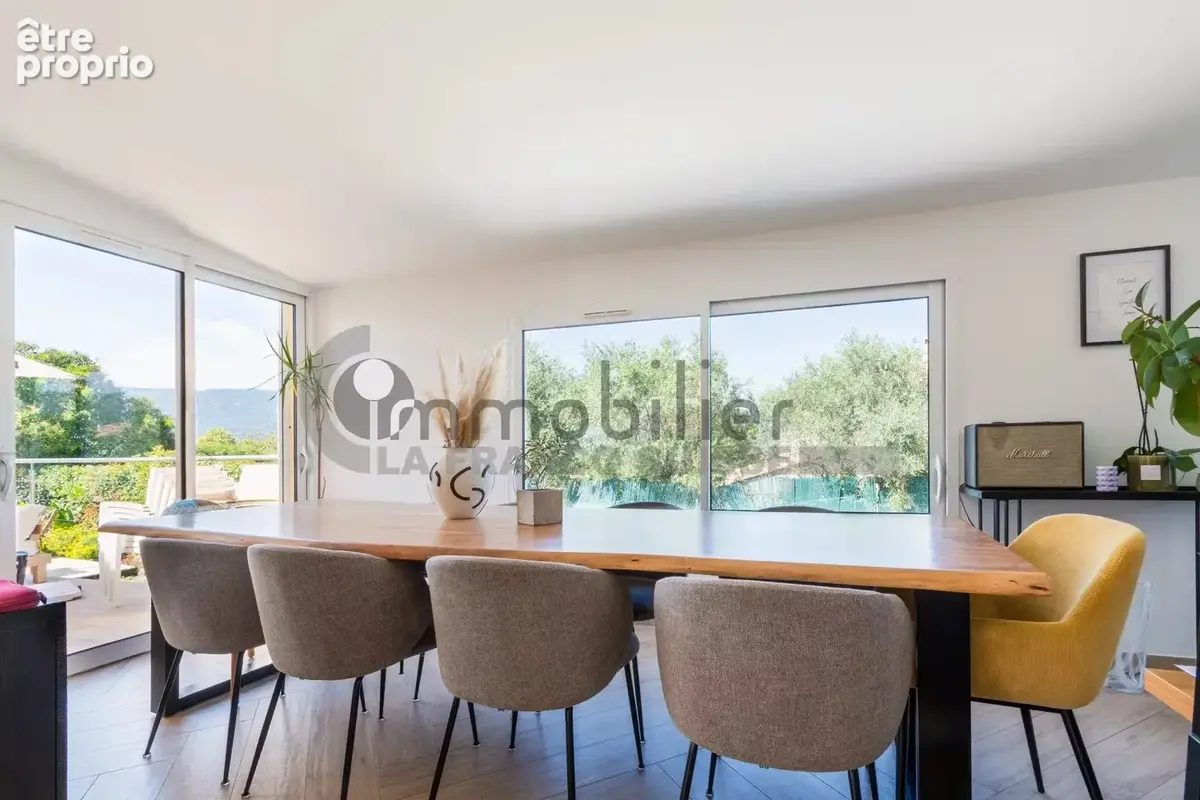 Appartement de 118m² avec piscine privative, terrasse, jardin et stationnements - photo 5