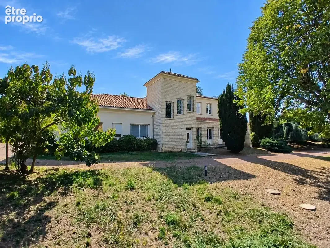 Photo Maison à Roullet-Saint-Estephe au prix de 720 000€