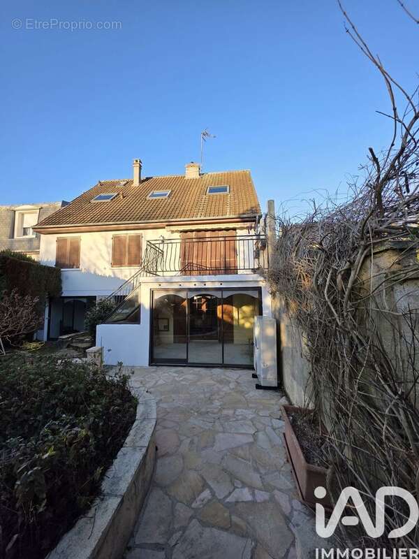 Photo 2 - Maison à LE MESNIL-SAINT-DENIS