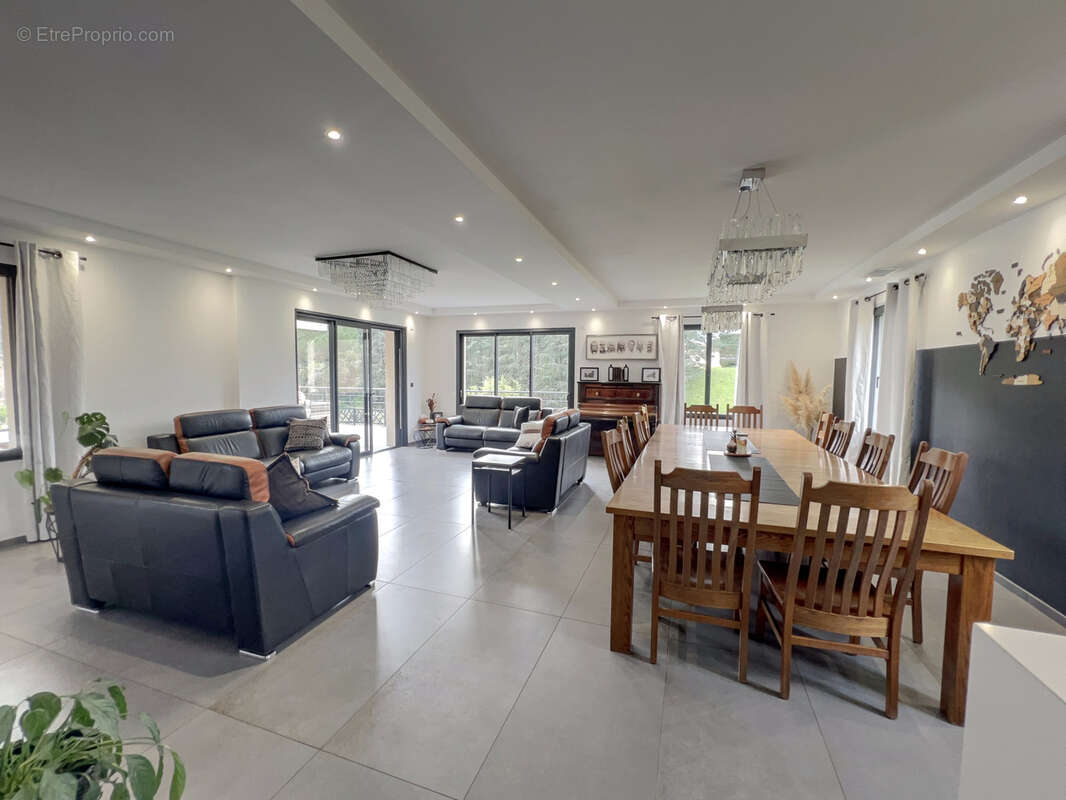 Maison à SAINT-LAURENT-DU-PAPE