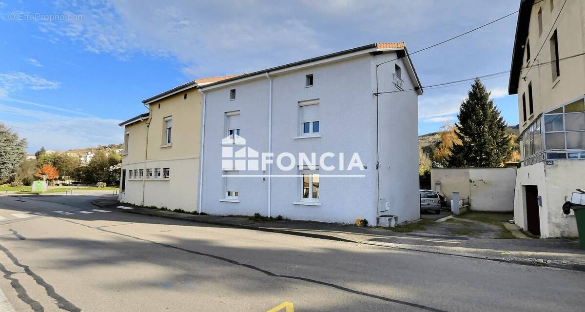 Maison à LE CHAMBON-FEUGEROLLES