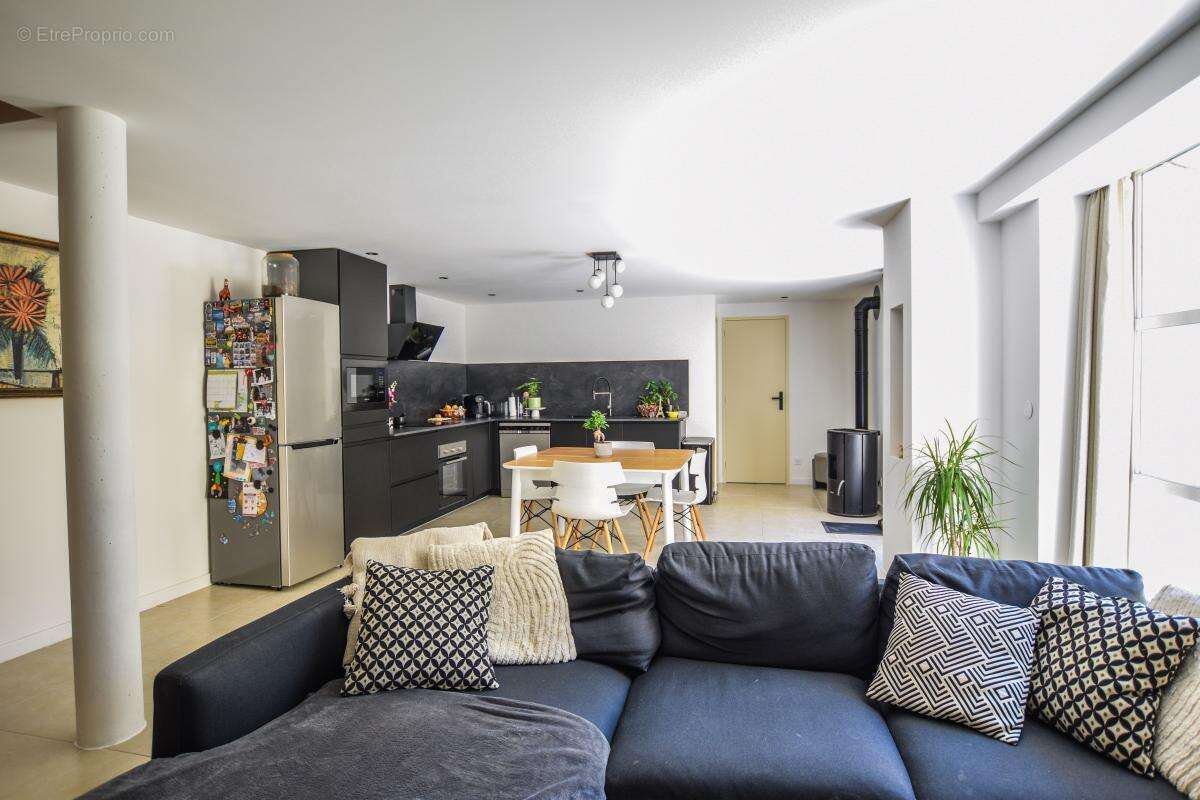 Maison de village rénovée, DPE B et potentiel unique d'espace supplémentaire d'environ 130 m² - photo 5