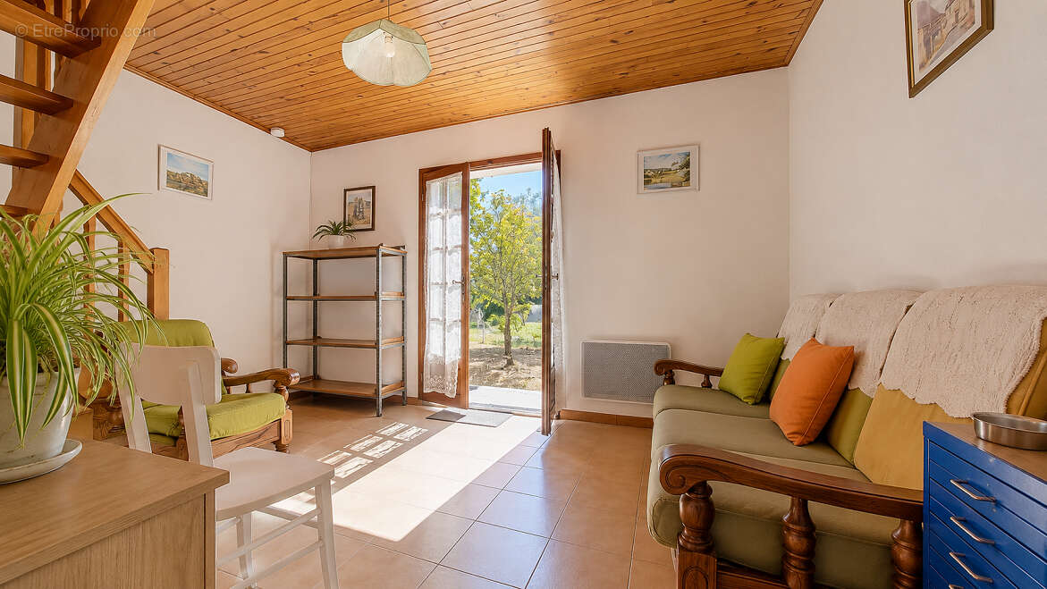 PLAZAC: BELLE VUE ET CALME! - Maison avec gîte attenant. 3/4 chambres. Dépendance. Terrain constructible , Prés et bois environ  - photo 15
