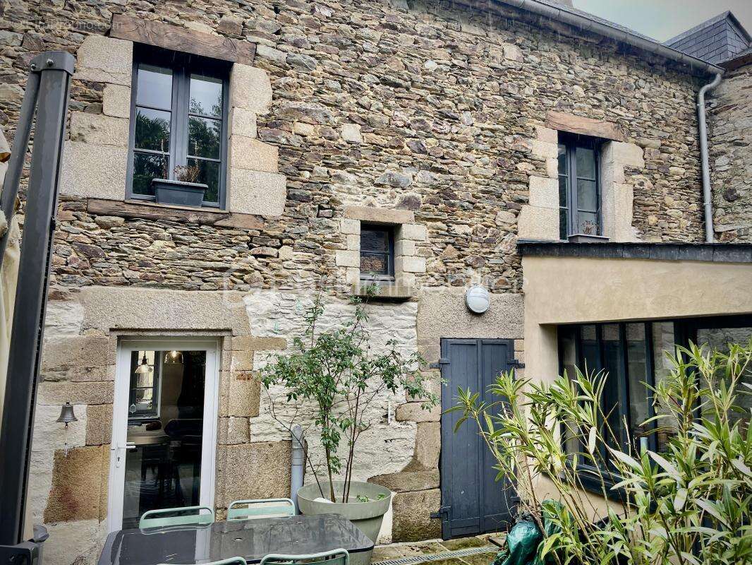 JOSSELIN - Maison de caractère avec jardin en surplomb et vue château - photo 18