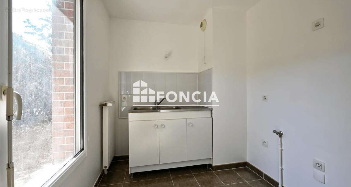 Appartement en duplex avec 2 places de parkings proche des écoles, des commerces et des transports - photo 3